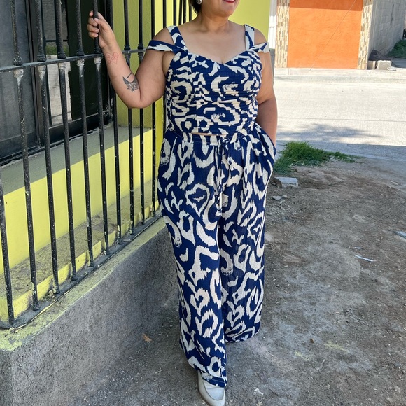 Two piece Set - Picture 1 of 3